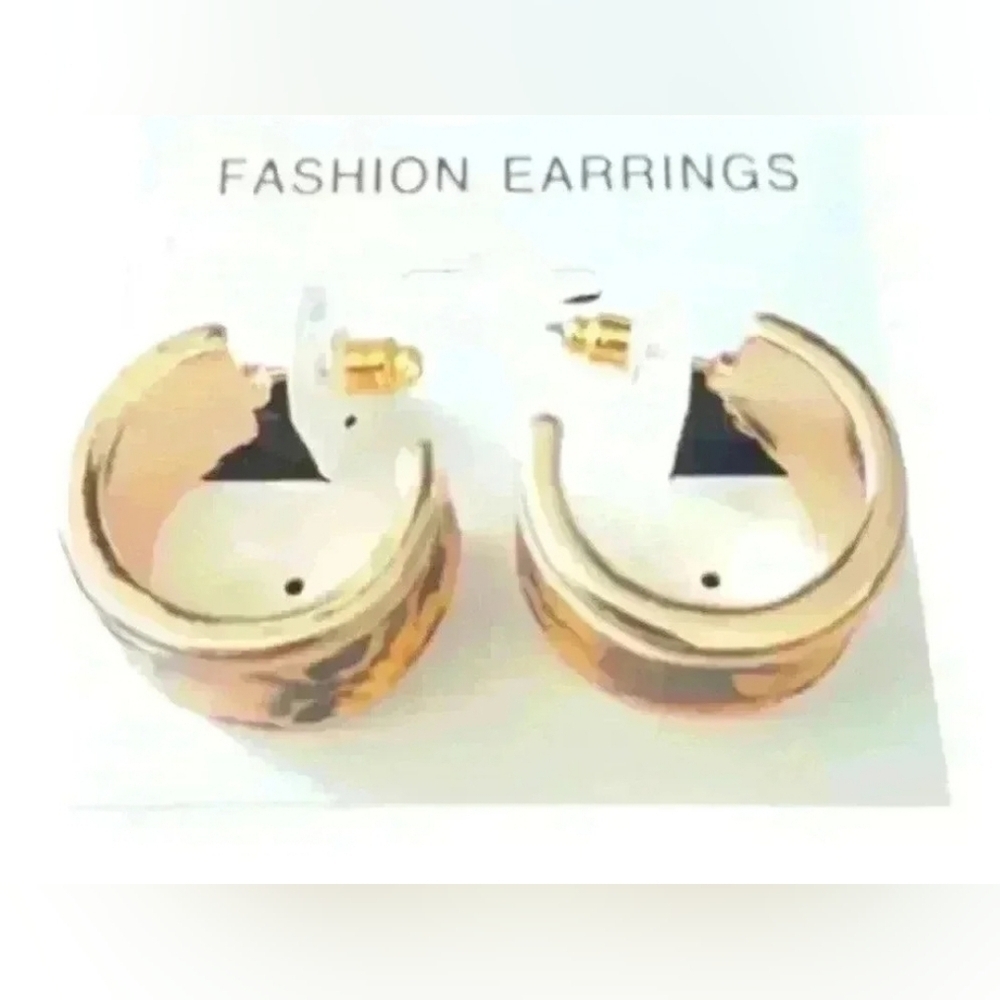 Women's gold hoop earrings with leopard decor - Picture 3 of 3